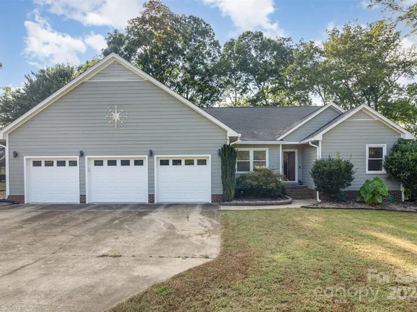 8200 Blackjack Oak Ct, Harrisburg, NC 28075