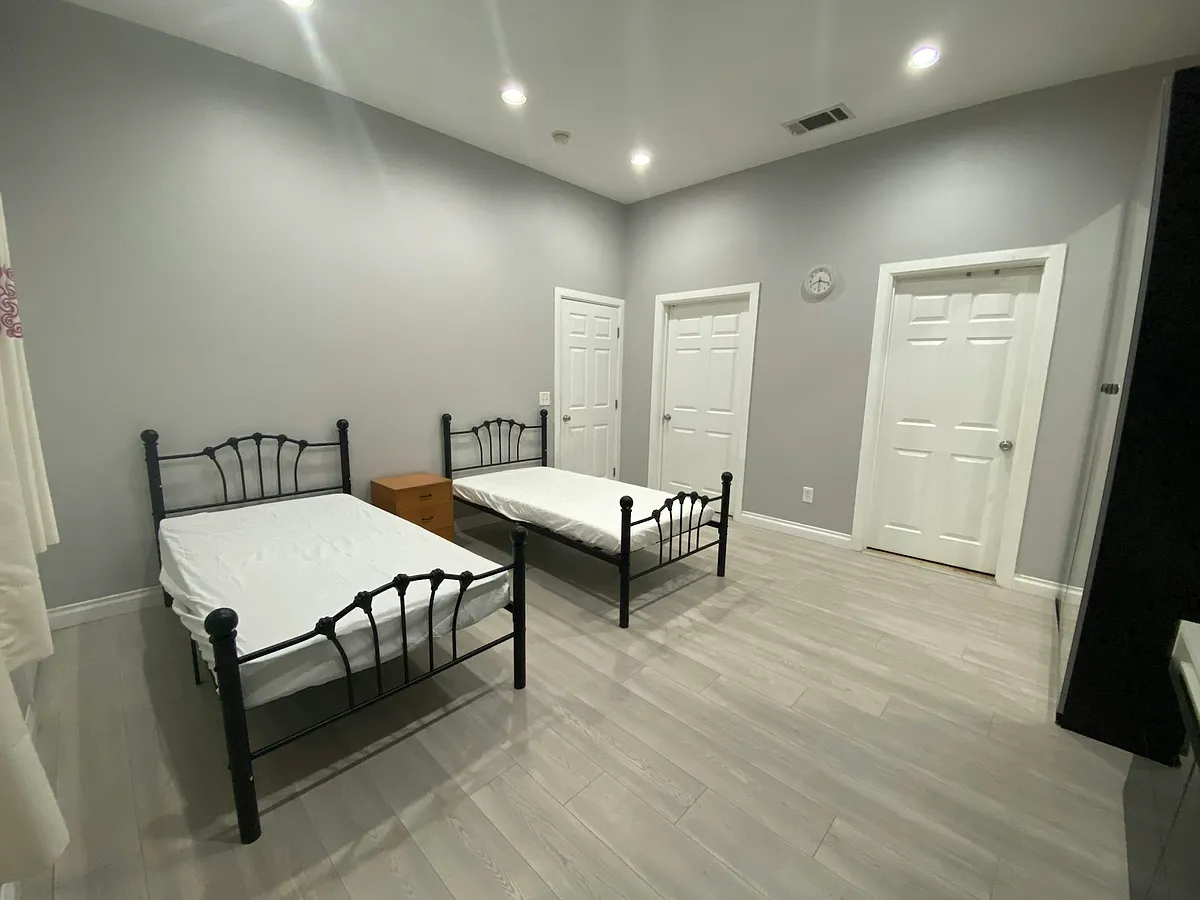 Building Photo - 233 W Elm Ave #2