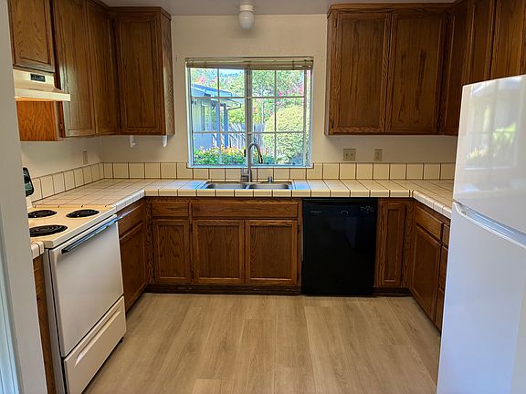 2nd image of 279 2nd St E