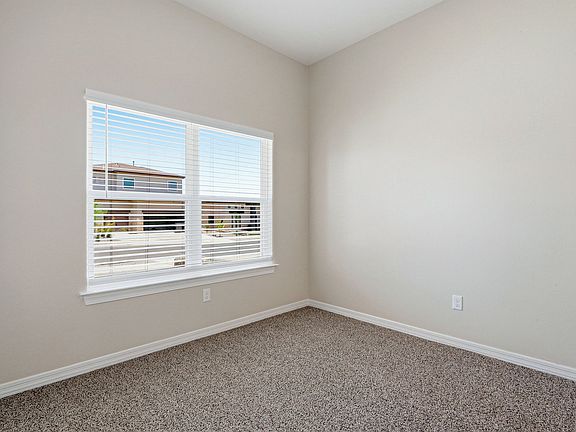 4th image of 629 La Entrada Cir