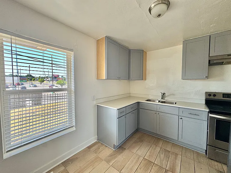 2030 NW 25th St #6 — Photo 7