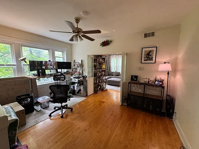 2 bed, 1000 sqft, $2,080 — Photo 3