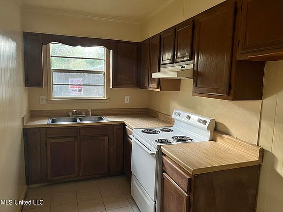 4th image of 1925 Carol Dr