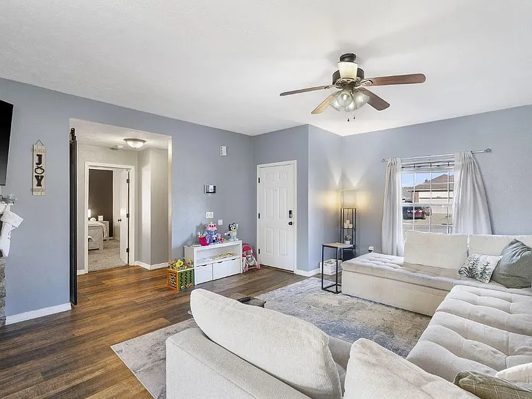 327 S Red Ave — Photo 3