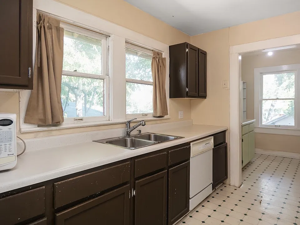 Kitchen (old photo, new renovated photos incoming)