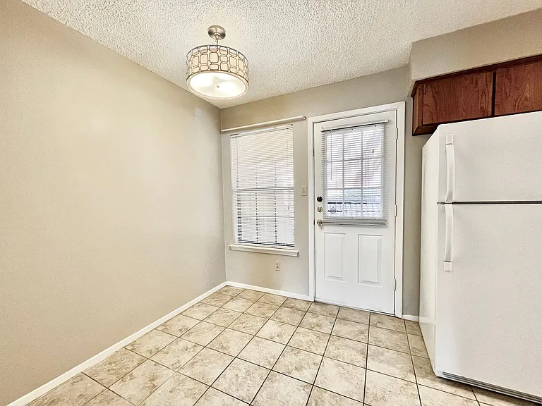 1247 Dallas Dr — Photo 4