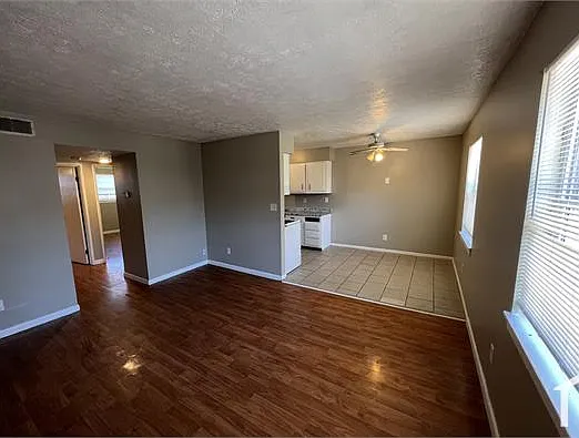 2 bed, 750 sqft, $900 — Photo 2