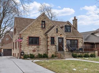 805 E Birch Ave, Whitefish Bay, WI 53217