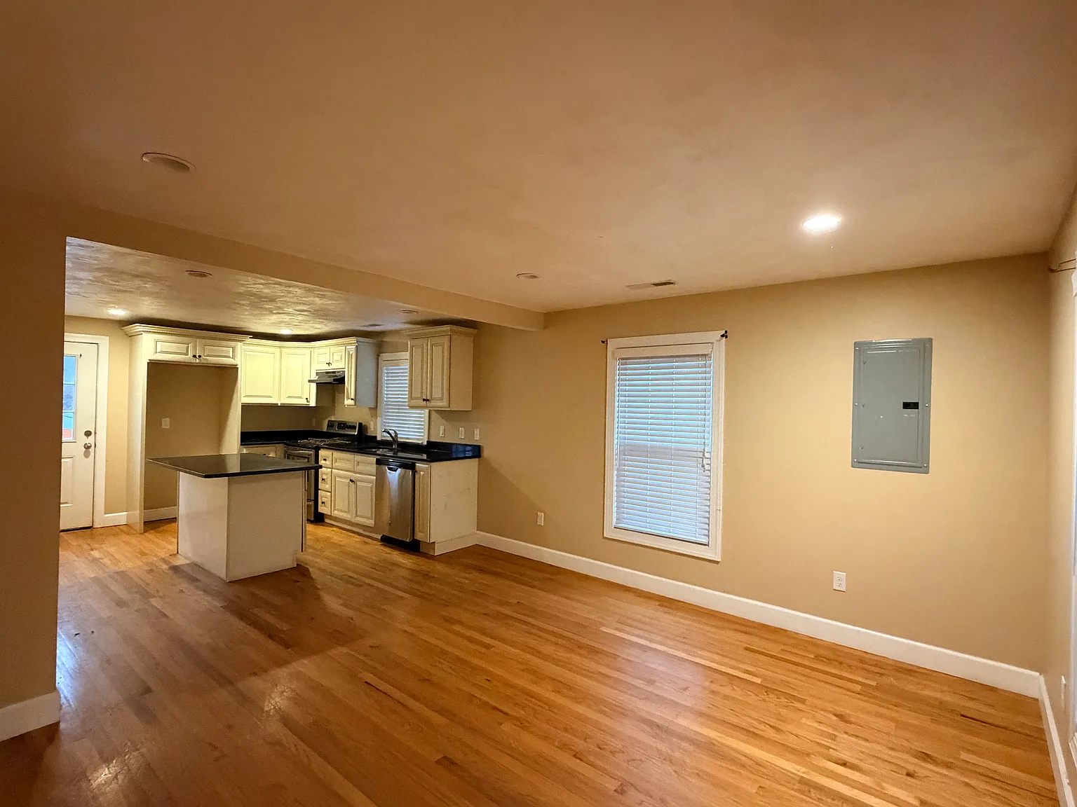 4 bed, 1700 sqft, $3,650 — Photo 2