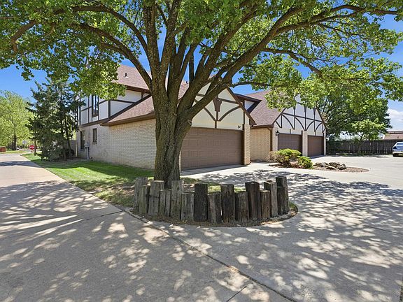 4th image of 641 N Woodlawn Blvd #1