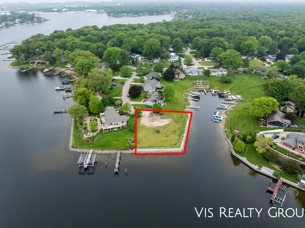 16073 Lake Point Dr, Spring Lake, MI 49456