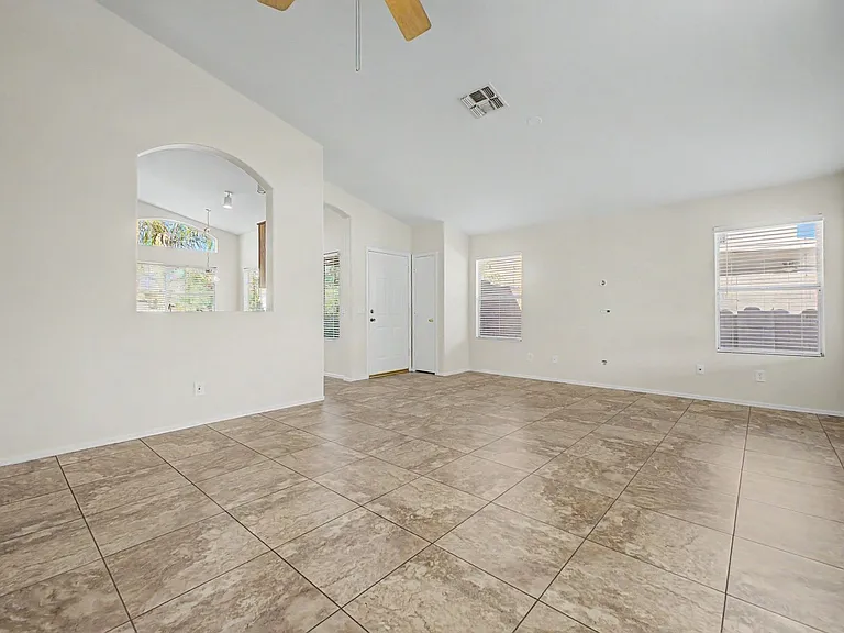 7435 W Louise Dr — Photo 4