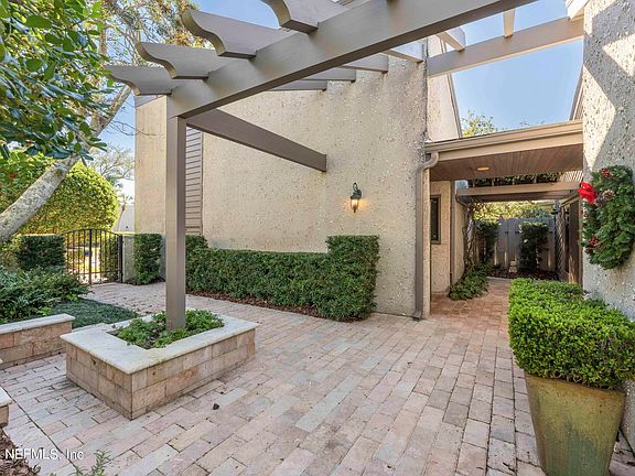 4th image of 131 LAKE JULIA Drive N