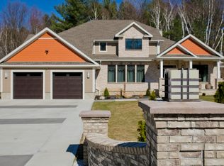 15 Woodland Way, Russell, MA 01071