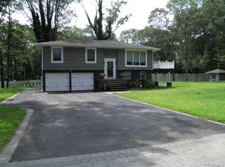 2 Argyle Pl, Smithtown, NY 11787