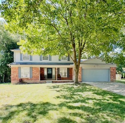 4205 Hardwoods Dr, West Bloomfield, MI 48323