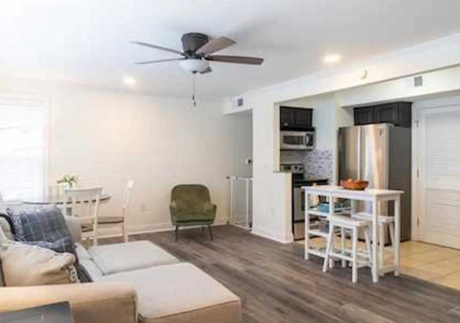 Great 3 bed 2 bath condo in Turnberry Condos — Photo 2