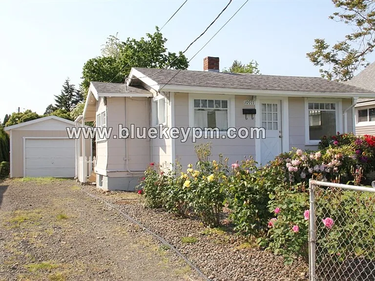 10911 SE Myrtle St — Photo 1