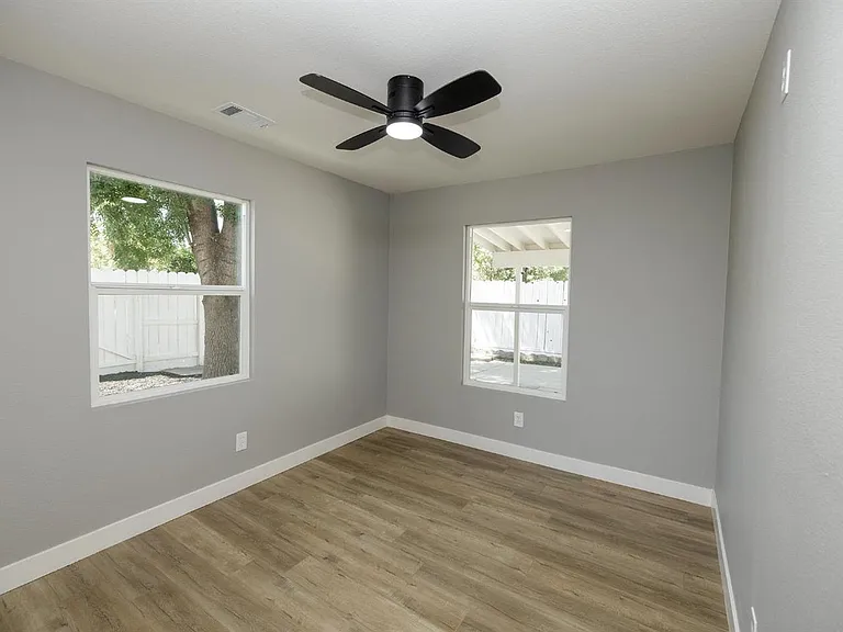 2423 Miller Ave — Photo 12