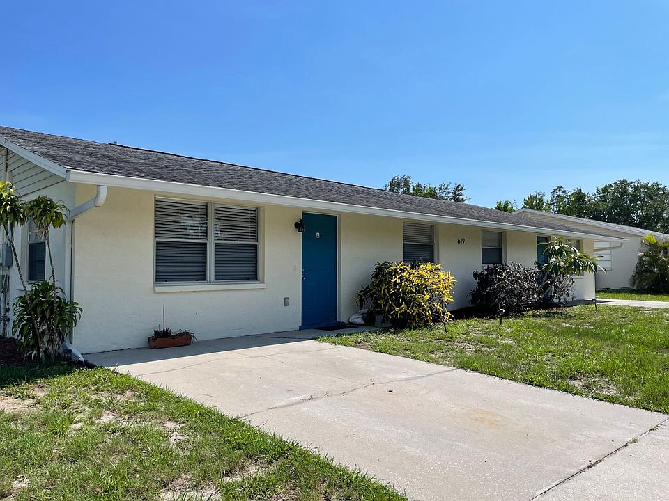 Close proximity to Nokomis Beach via sidewalks or car within 1 mile !