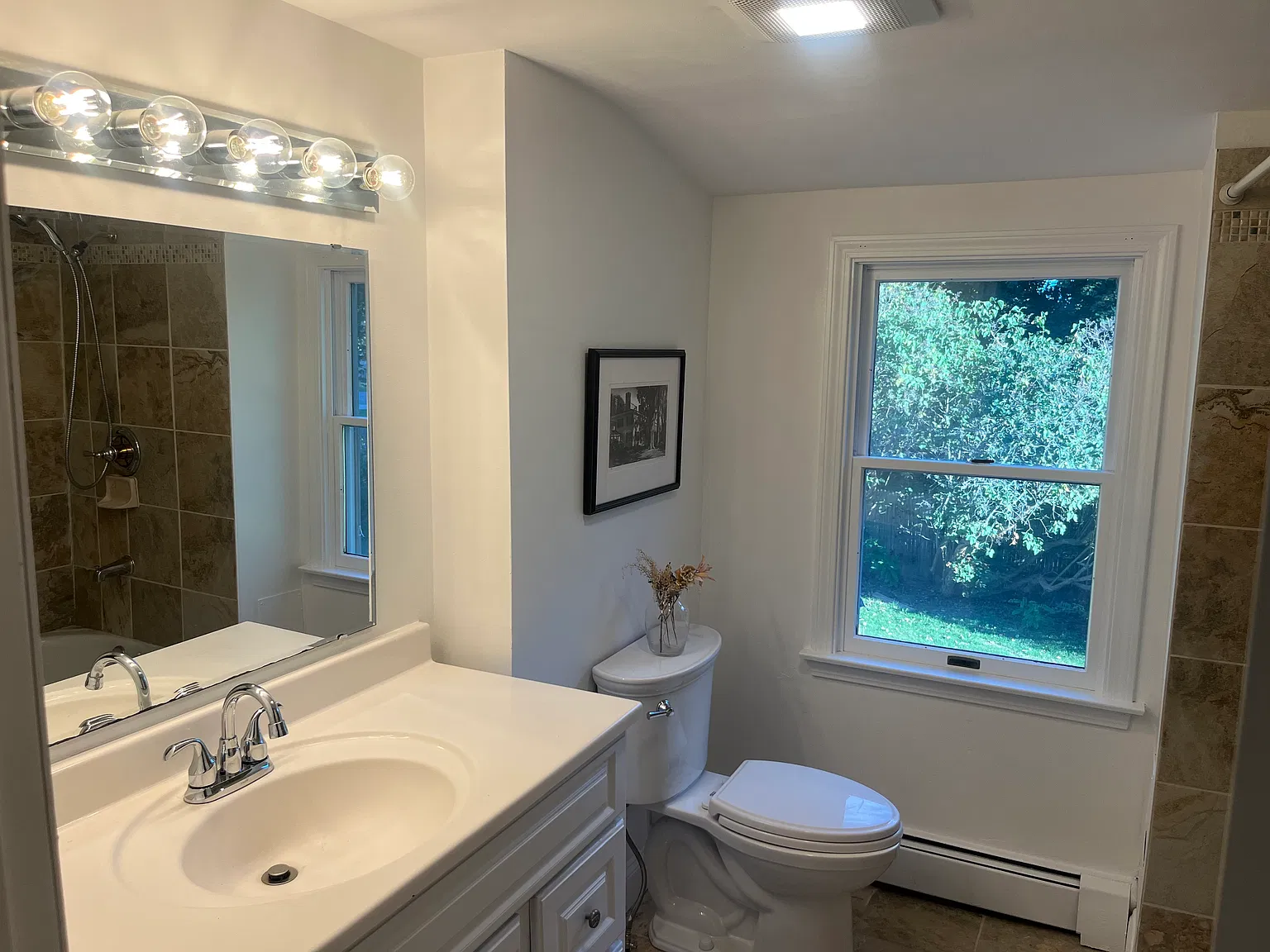 4 bed, 2200 sqft, $4,950 — Photo 4