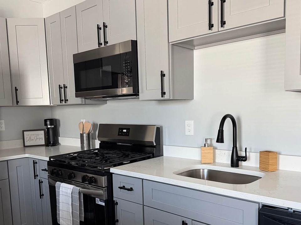 1st image of 977 Warren Ave #2