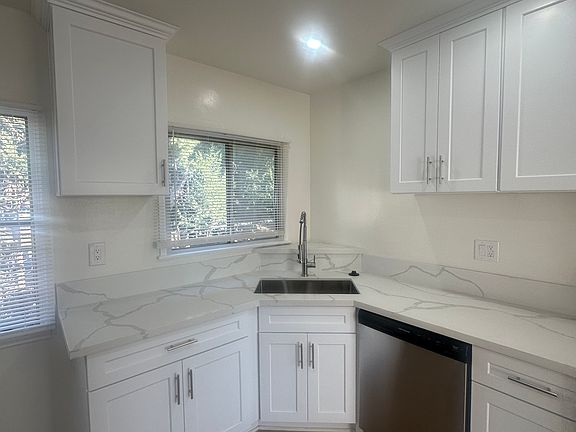 3rd image of 4750 N Lakewood Blvd #G