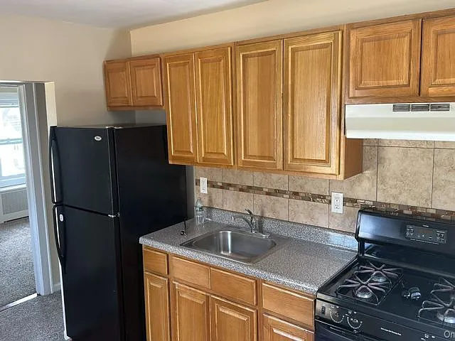 3 bed, 1.0 bath, 900 sqft, $3,100 — Photo 2