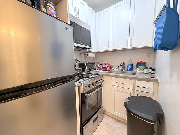 3rd image of 113 W 82nd St #Garden1