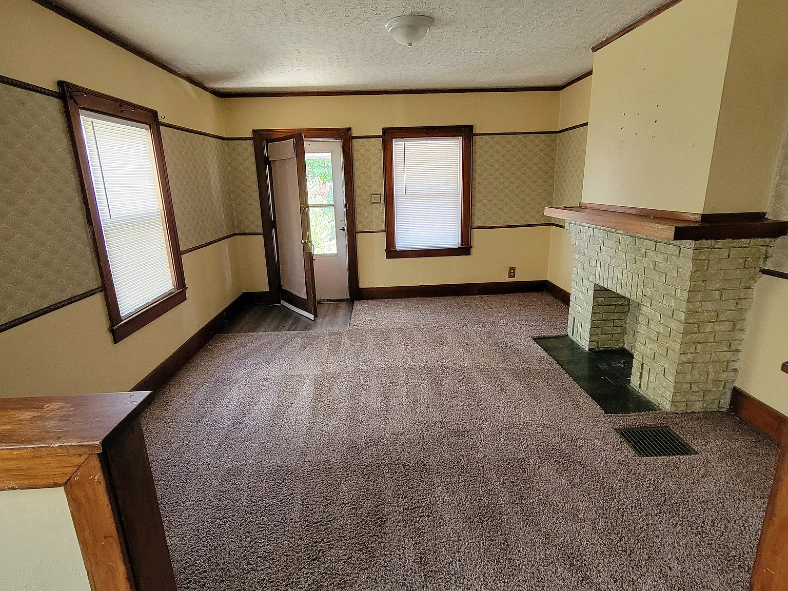 205-207 E Maplewood Ave — Photo 2