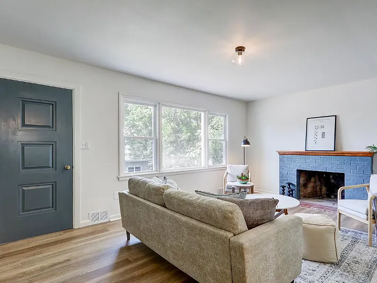 74 Parklea Dr — Photo 2