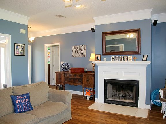 4th image of 218 Saint Clair Dr