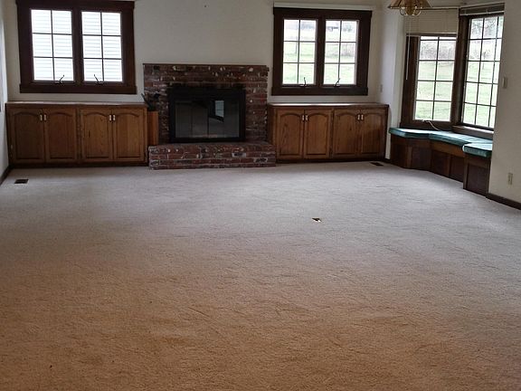 4th image of 2560 Siskiyou Blvd