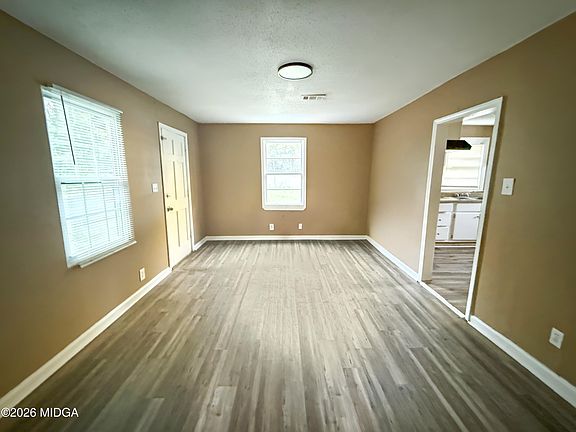 4th image of 3105 Saint Claire St