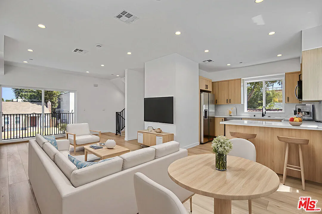 5 bed, 5.0 bath, 2027 sqft, $5,999 — Photo 4