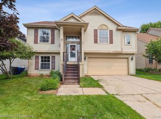 310 Lake Meadow Dr, Waterford, MI 48327