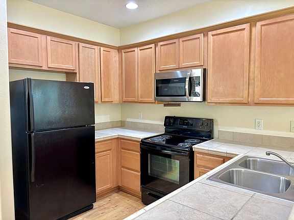 4th image of 9247 N Macrum Ave