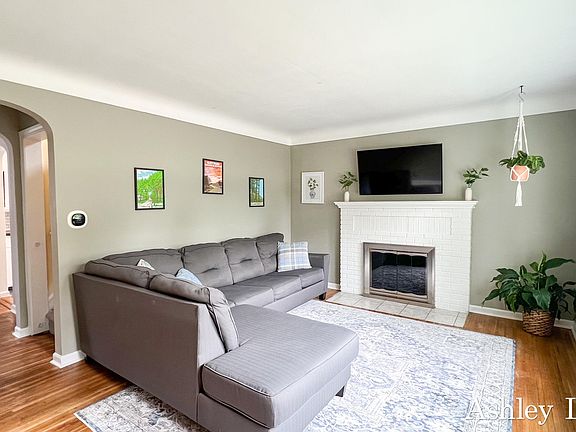 3rd image of 865 Aberdeen St NE