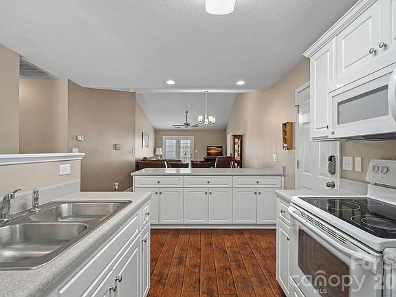 3rd image of 2933 Trimble Cir NW