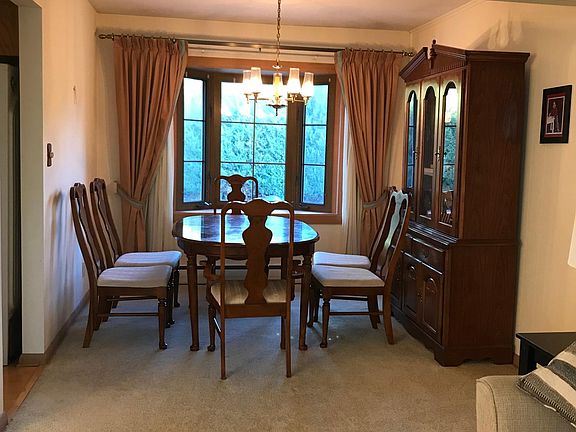 Living room/dining area