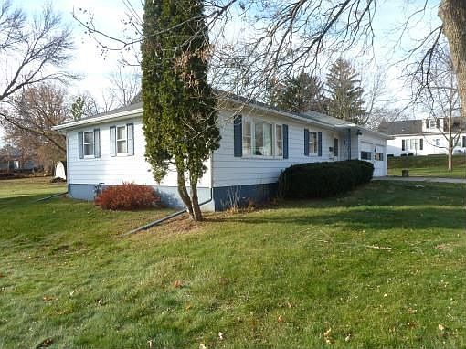 3rd image of 403 Carl Schurz Dr