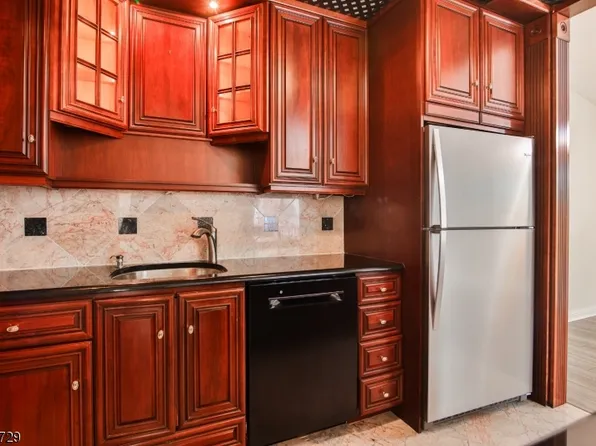 24 Meadowview Dr, Clinton Twp., NJ 08801