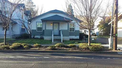 920 E Main St photo 1