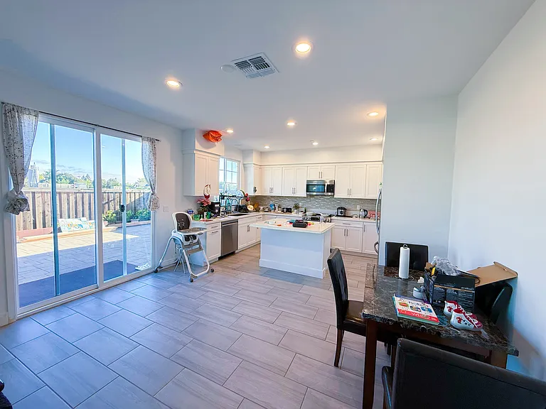 2725 Amora Cir — Photo 5