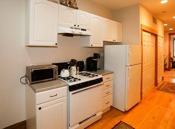 2nd image of 2647 N Sacramento Ave #5