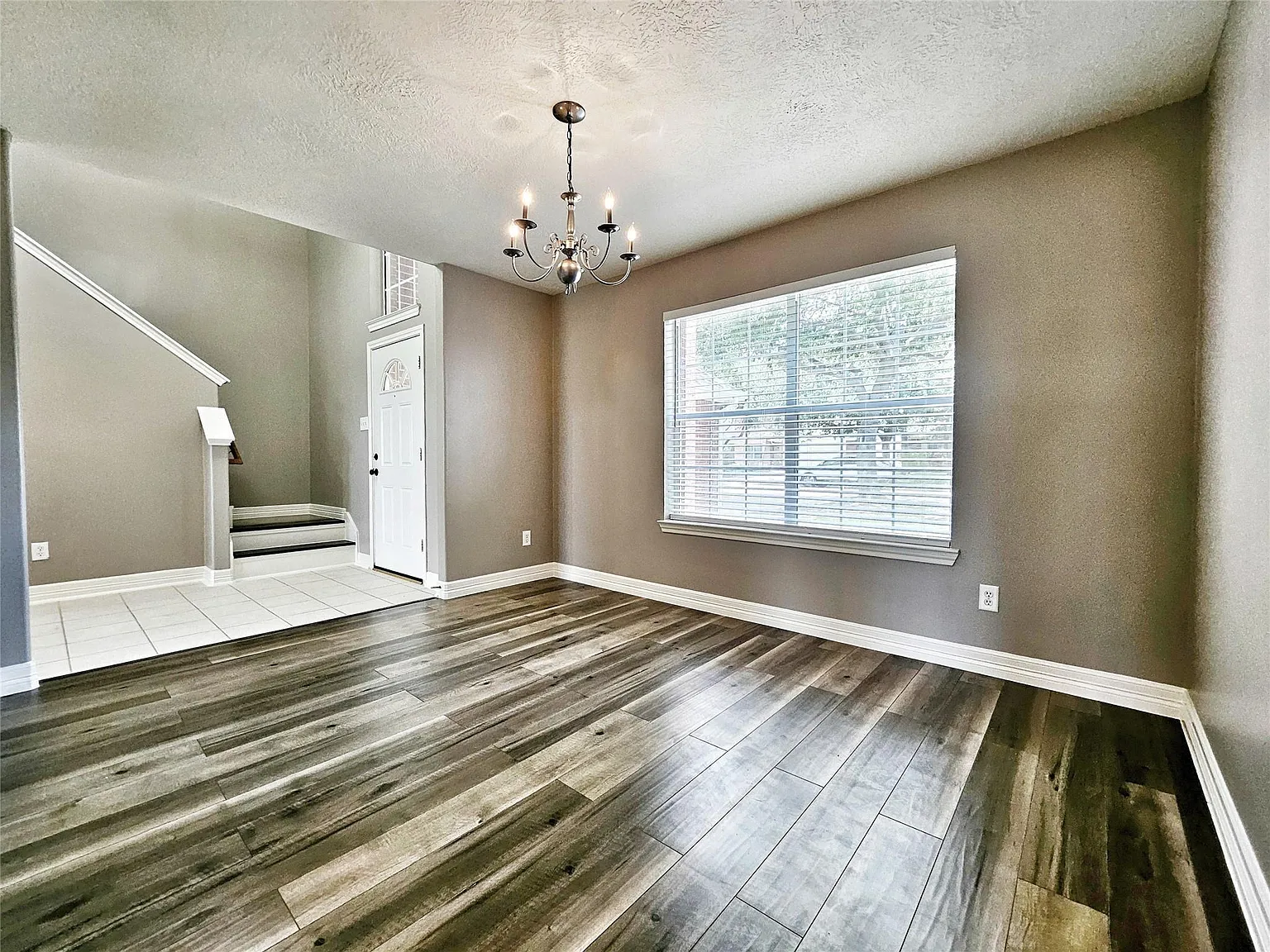 3 bed, 2.5 bath, 2082 sqft, $2,300 — Photo 3