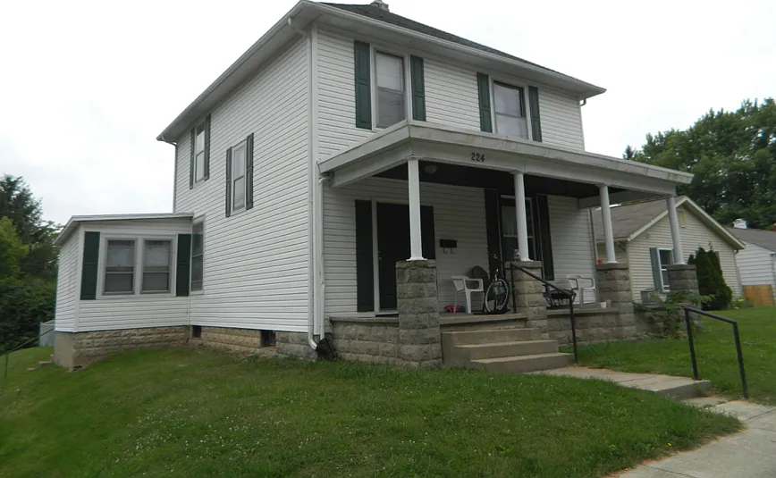 2-Story House, 5 Bed/2Bath with Lots of Room, Washer/Dryer Hookups. Pet Friendly & Large Yard — Photo 2