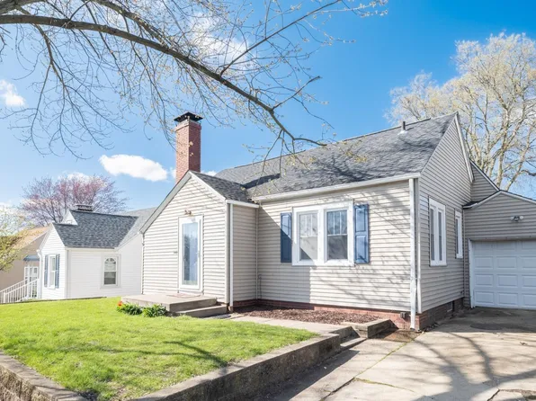 1011 Saint Julian St, Pekin, IL 61554