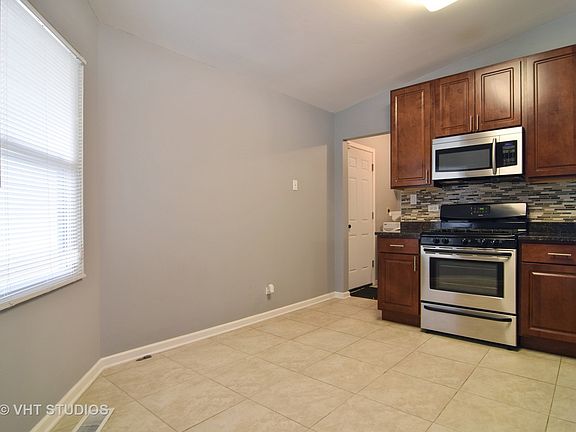 4th image of 1775 Shorewood Dr W