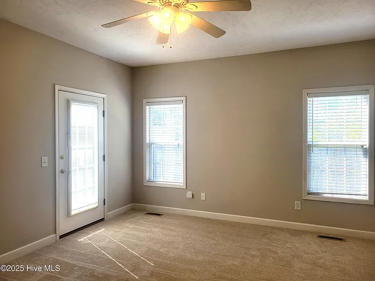 945 Diamondhead Dr S — Photo 32